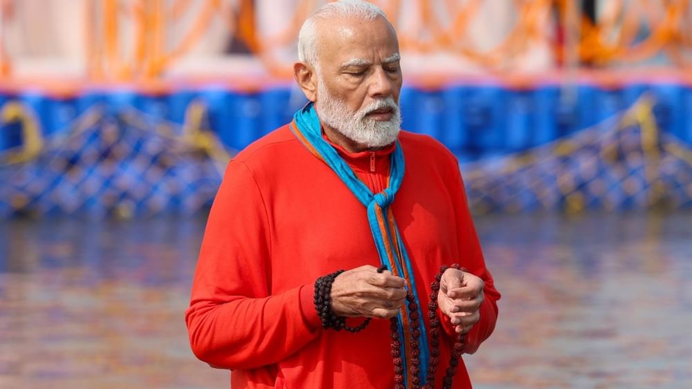 PM ਮੋਦੀ ਕਿਸ਼ਤੀ ਵਿੱਚ ਸਵਾਰ ਹੋ ਕੇ ਗੰਗਾ ਵਿੱਚ ਇਸ਼ਨਾਨ ਕਰਨ ਲਈ ਅਰੈਲ ਘਾਟ ਪਹੁੰਚੇ। ਪ੍ਰਧਾਨ ਮੰਤਰੀ ਮੋਦੀ ਦੇ ਨਾਲ ਸੀਐਮ ਯੋਗੀ ਆਦਿੱਤਿਆਨਾਥ ਵੀ ਮੌਜੂਦ ਸਨ। Pic Credit: X@narendramodi