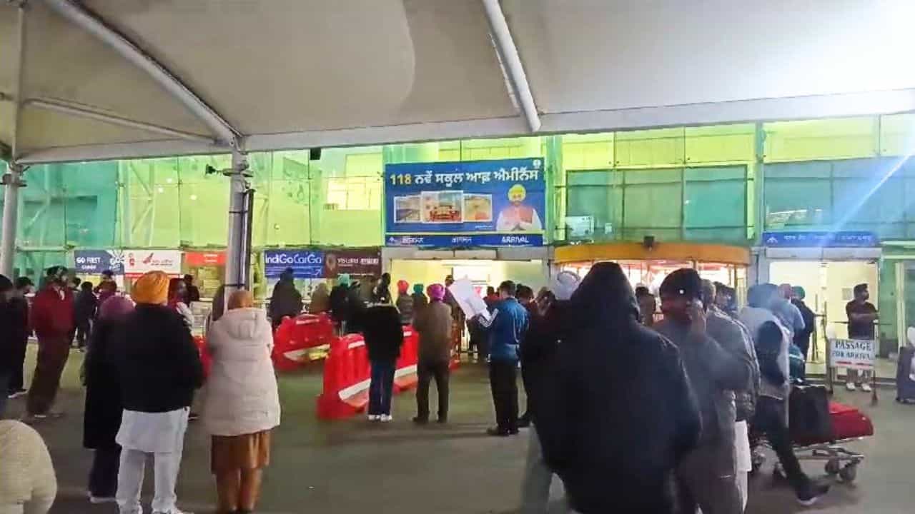 US Deport: ਅਮਰੀਕਾ ਨੇ ਦੇਸ਼ ਤੋਂ ਕੱਢੇ ਪੰਜਾਬੀ, ਜਾਣੋਂ ਕਿਹੜੇ ਜ਼ਿਲ੍ਹੇ ਚੋਂ ਕਿੰਨੇ ਲੋਕ... US Deport: ਅਮਰੀਕਾ ਨੇ ਦੇਸ਼ ਤੋਂ ਕੱਢੇ ਪੰਜਾਬੀ, ਜਾਣੋਂ ਕਿਹੜੇ ਜ਼ਿਲ੍ਹੇ ਚੋਂ ਕਿੰਨੇ ਲੋਕ...