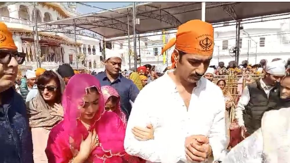 ਨਵੀਂ ਫਿਲਮ 'ਛਾਵਾ' ਦੇ ਰਿਲੀਜ਼ ਹੋਣ ਤੋਂ ਪਹਿਲਾਂ ਦੋਵੇਂ ਅੰਮ੍ਰਿਤਸਰ ਪਹੁੰਚੇ ਜਿੱਥੇ ਉਨ੍ਹਾਂ ਨੇ ਸ੍ਰੀ ਹਰਿਮੰਦਰ ਸਾਹਿਬ ਵਿਖੇ ਮੱਥਾ ਟੇਕਿਆ ਅਤੇ ਸਰੱਬਤ ਦੇ ਭਲੇ ਲਈ ਅਰਦਾਸ ਕੀਤੀ।