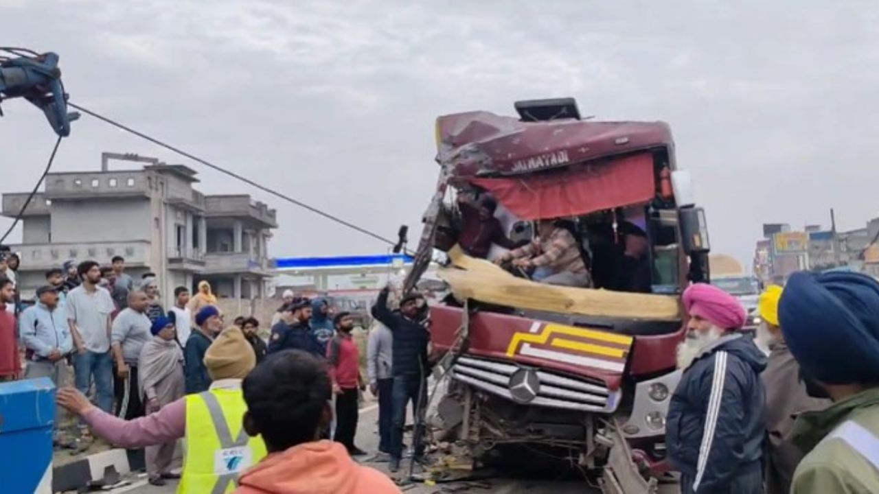 Road Accident: ਬੱਸ ਅਤੇ ਟੈਂਕਰ ਵਿਚਾਲੇ ਹੋਈ ਭਿਆਨਕ ਟਕਰ, ਚਕਨਾਚੂਰ ਹੋਈ ਬੱਸ Road Accident: ਬੱਸ ਅਤੇ ਟੈਂਕਰ ਵਿਚਾਲੇ ਹੋਈ ਭਿਆਨਕ ਟਕਰ, ਚਕਨਾਚੂਰ ਹੋਈ ਬੱਸ