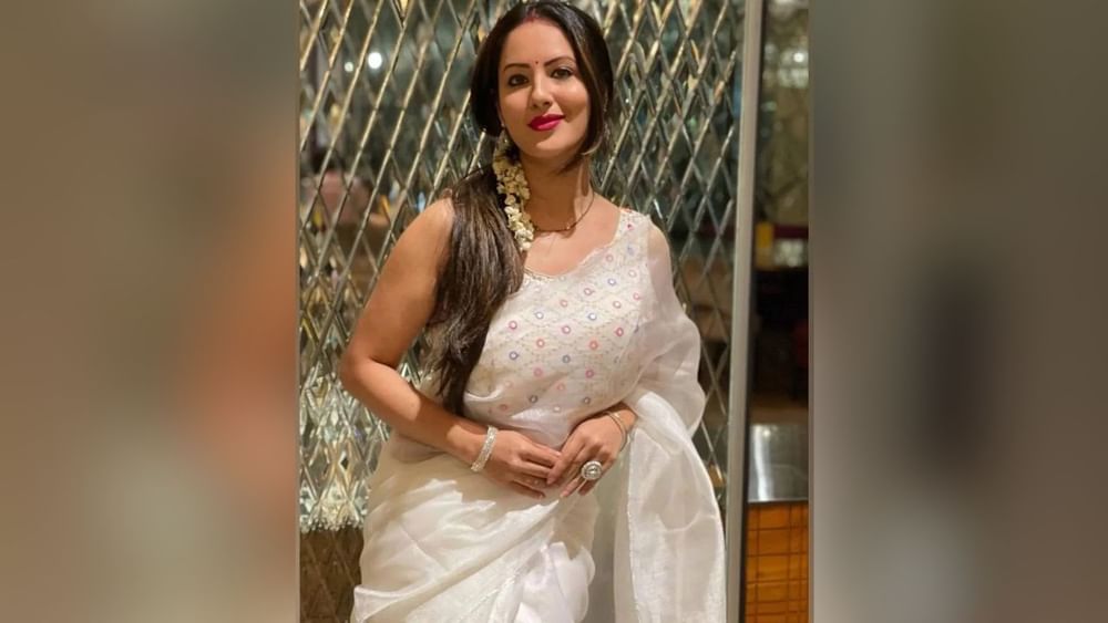 ਪੂਜਾ ਬੈਨਰਜੀ ਨੇ ਇੱਕ ਸਿਂਪਲ ਚਿੱਟੀ ਆਰਗੇਨਜ਼ਾ ਸਾੜੀ ਨਾਲ ਕਢਾਈ ਵਾਲਾ ਬਲਾਊਜ਼ ਅਤੇ ਉਸਨੇ ਘੱਟੋ-ਘੱਟ ਮੇਕਅੱਪ ਅਤੇ ਘੱਟ ਪੋਨੀਟੇਲ ਨਾਲ ਆਪਣਾ ਲੁੱਕ ਪੂਰਾ ਕੀਤਾ। ਤੁਸੀਂ ਅਦਾਕਾਰਾ ਦੇ ਇਸ ਲੁੱਕ ਤੋਂ ਆਫਿਸ ਲਈ ਵੀ ਵਿਚਾਰ ਲੈ ਸਕਦੇ ਹੋ।( Credit : banerjeepuja )
