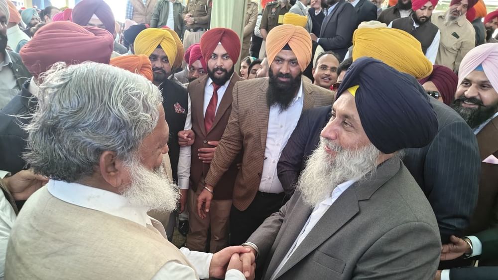 ਹਰਿਆਣਾ ਦੇ ਭਾਜਪਾ ਆਗੂ ਅਨਿਲ ਵਿੱਜ ਵੀ ਇਸ ਮੌਕੇ ਤੇ ਨਵੇਂ ਵਿਆਹੇ ਜੋੜੇ ਨੂੰ ਆਸ਼ੀਰਵਾਦ ਦੇਣ ਲਈ ਪਹੁੰਚੇ। ਬਾਦਲ ਪਰਿਵਾਰ ਵੱਲੋਂ ਉਨ੍ਹਾਂ ਦਾ ਨਿੱਘਾ ਸਵਾਗਤ ਕੀਤਾ ਗਿਆ।