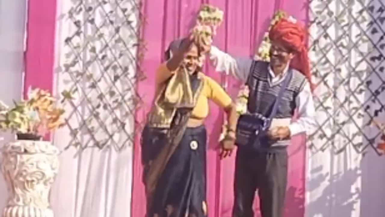 ਔਰਤ ਦੇ ਸਟੇਜ ਤੇ ਲਗਾਏ ਠੁਮਕੇ, ਅੰਕਲ ਨੇ ਵਾਰੇ ਪੈਸੇ, ਦੇਖੋ Video