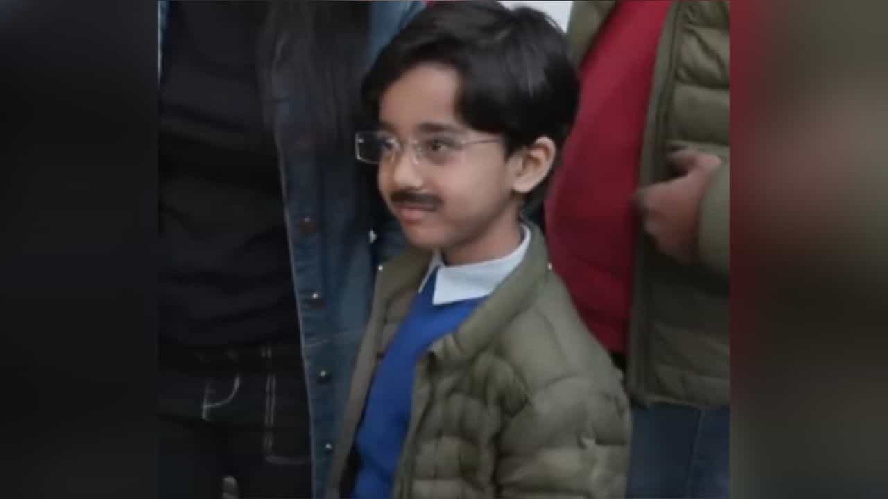 Delhi Results: AAP ਦਾ ਸਾਥ ਦੇਣ ਪਹੁੰਚੇ ਕੇਜਰੀਵਾਲ ਦੇ ਛੋਟੇ Fan, ਪਹੁੰਚੇ  ਆਪ ਮੁਖੀ ਦੇ ਘਰ