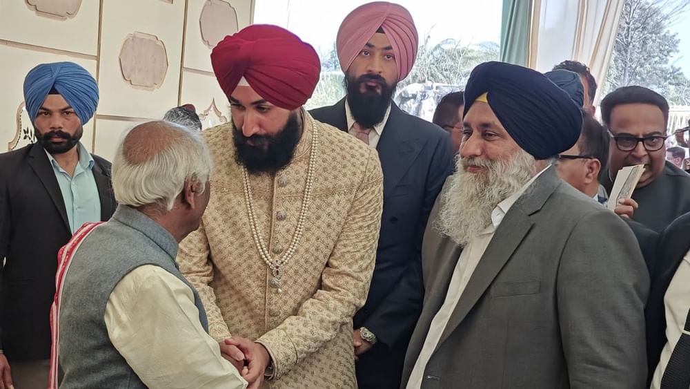 ਸੁਖਵੀਰ ਬਾਦਲ ਦੇ ਜਵਾਈ ਮੂਲ ਰੂਪ ਵਿੱਚ ਦੋਆਬਾ ਖੇਤਰ ਨਾਲ ਸਬੰਧਤ ਰੱਖਦੇ ਹਨ। ਤੇਜਵੀਰ ਸਿੰਘ ਅਬੂ ਧਾਬੀ ਦੇ ਕਾਰੋਬਾਰੀ ਹਨ। ਤੇਜਵੀਰ ਦਾ ਪਰਿਵਾਰ ਕਈ ਦਹਾਕਿਆਂ ਤੋਂ ਆਪਣੇ ਮਾਪਿਆਂ ਨਾਲ ਅਬੂ ਧਾਬੀ ਵਿੱਚ ਰਹਿ ਰਹੇ ਹਨ। ਉਨ੍ਹਾਂ ਦਾ ਅਬੂ ਧਾਬੀ, ਦੁਬਈ ਅਤੇ ਕੈਨੇਡਾ ਵਿੱਚ ਕਾਰੋਬਾਰ ਹੈ। ਤੇਜਵੀਰ ਜਨਵਰੀ ਵਿੱਚ ਆਪਣੇ ਵਿਆਹ ਲਈ ਭਾਰਤ ਆਏ ਸੀ।