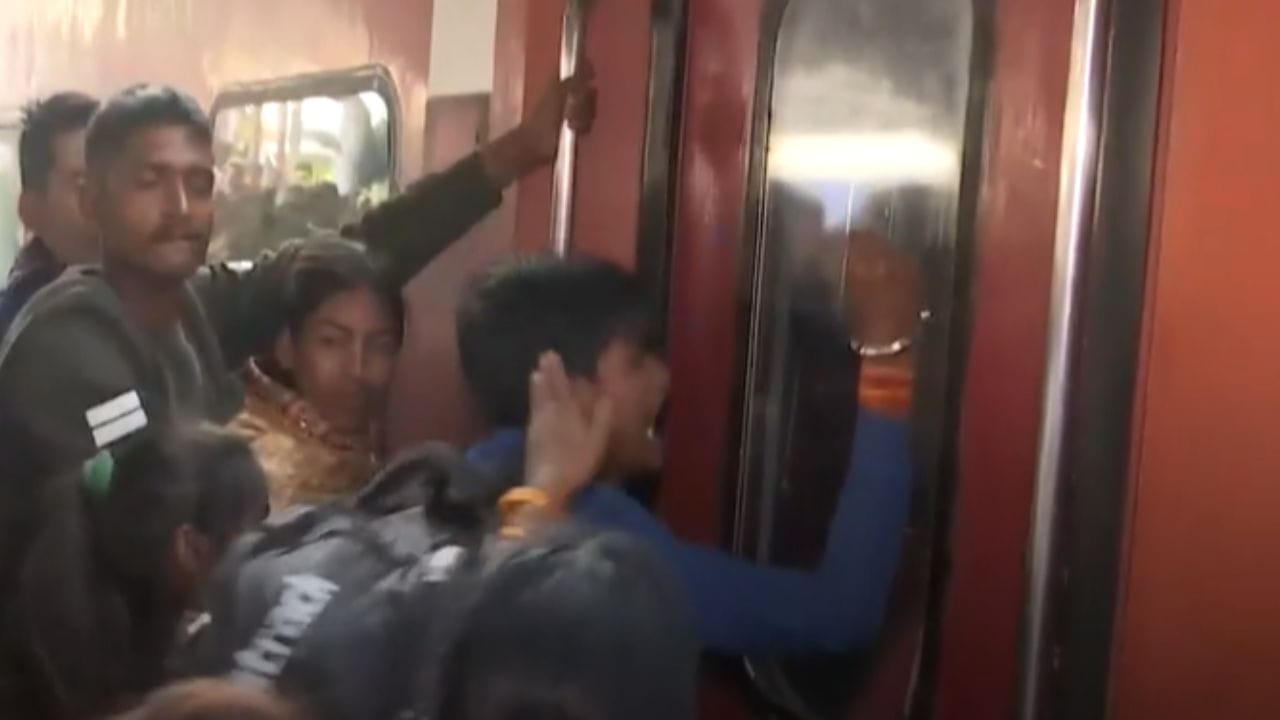 ਪਟਨਾ ਰੇਲਵੇ ਸਟੇਸ਼ਨ 'ਤੇ ਭਾਰੀ ਹੰਗਾਮਾ, ਗੁੱਸੇ ਵਿੱਚ ਆਏ ਲੋਕਾਂ ਨੇ ਖੋਹ ਦਿੱਤਾ ਆਪਣਾ ਆਪਾ