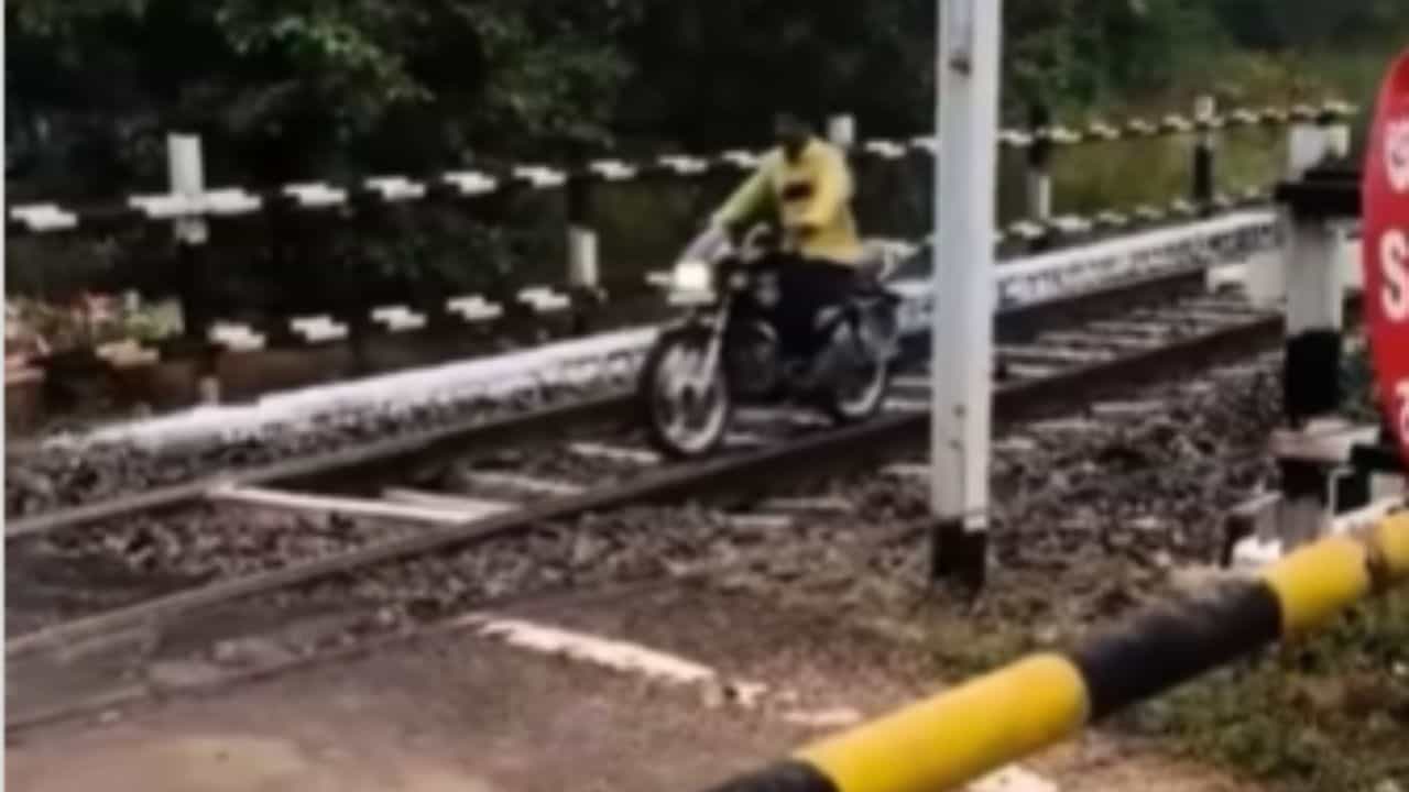 Viral Video: ਸ਼ਖਸ ਨੇ ਰੇਲਵੇ ਟ੍ਰੈਕ ਤੇ ਚਲਾਈ ਬਾਈਕ, ਦੇਖ ਕੇ ਹੈਰਾਨ ਰਹਿ ਜਾਓਗੇ
