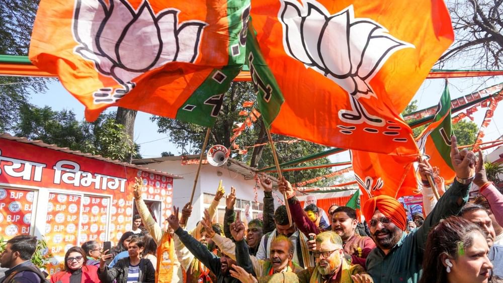 BJP ਨੇ ਚੋਣਾਂ ਵਿੱਚ ਸ਼ਾਨਦਾਰ ਲੀਡ ਵੀ ਹਾਸਲ ਕੀਤੀ। ਦਿੱਲੀ ਵਿੱਚ ਭਾਜਪਾ ਦੀ ਜਿੱਤ ਦਾ ਸਿਹਰਾ ਪ੍ਰਧਾਨ ਮੰਤਰੀ ਨਰਿੰਦਰ ਮੋਦੀ ਨੂੰ ਜਾਂਦਾ ਹੈ, ਜਿਨ੍ਹਾਂ ਨੇ ਸਿਰਫ਼ ਤਿੰਨ ਦਿਨਾਂ ਵਿੱਚ ਹੀ ਦਿੱਲੀ ਦੇ ਸਿਆਸੀ ਮਾਹੌਲ ਨੂੰ ਆਮ ਆਦਮੀ ਪਾਰਟੀ ਦੇ ਖ਼ਿਲਾਫ਼ ਅਤੇ ਭਾਜਪਾ ਦੇ ਹੱਕ ਵਿੱਚ ਕਰ ਦਿੱਤਾ। ( Pic Credit: PTI)