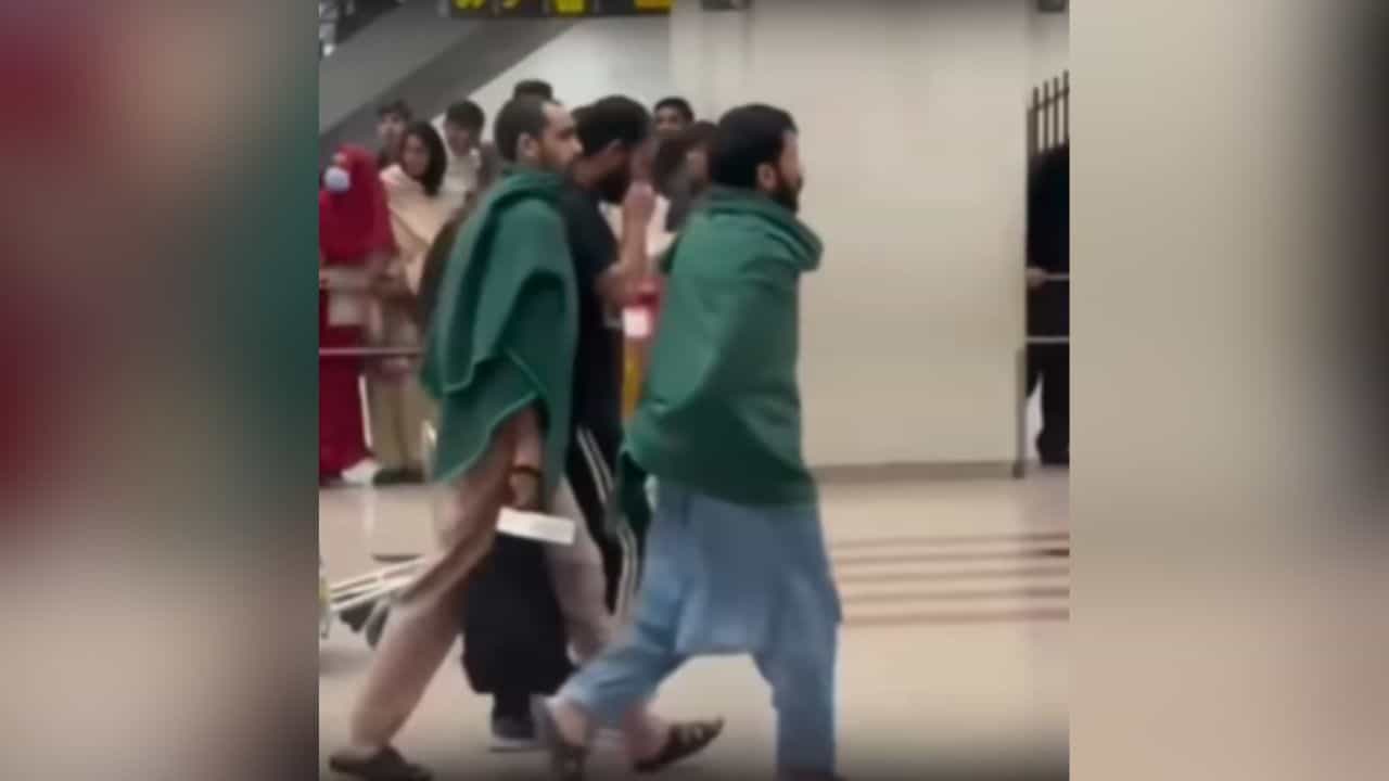 ਪਾਕਿਸਤਾਨੀਆਂ ਨੇ ਮੁੜ ਕਰਵਾਈ ਫਜ਼ੀਹਤ, Flight Blankets ਚੁਰਾ ਕੇ ਹਵਾਈ ਅੱਡੇ ਤੋਂ ਬਾਹਰ ਨਿਕਲੇ ਪੈਸੇਂਜਰਸ, ਲੋਕ ਬੋਲੇ - ਇਹ ਨਹੀਂ ਸੁਧਰ ਸਕਦੇ ਪਾਕਿਸਤਾਨੀਆਂ ਨੇ ਮੁੜ ਕਰਵਾਈ ਫਜ਼ੀਹਤ, Flight Blankets ਚੁਰਾ ਕੇ ਹਵਾਈ ਅੱਡੇ ਤੋਂ ਬਾਹਰ ਨਿਕਲੇ ਪੈਸੇਂਜਰਸ, ਲੋਕ ਬੋਲੇ - ਇਹ ਨਹੀਂ ਸੁਧਰ ਸਕਦੇ