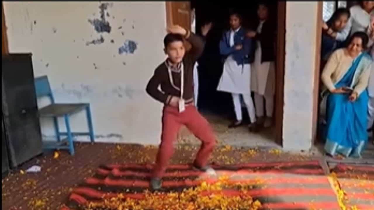 Viral Dance: ਮੁੰਡੇ ਨੇ ਕਲਾਸ ਦੇ ਸਾਹਮਣੇ ਕੀਤਾ ਅਜਿਹਾ ਡਾਂਸ, ਦੇਖ ਕੇ ਤੁਹਾਡਾ ਵੀ ਕਰੇਗਾ ਸੀਟੀ ਮਾਰਨ ਦਾ ਦਿਲ