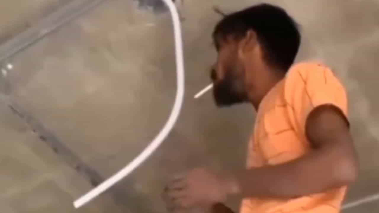 Pipes  ਵਿੱਚ ਜੰਮਿਆ ਰੇਤਾ ਕੱਢਣ ਲਈ ਸ਼ਖਸ ਨੇ ਲਗਾਇਆ ਅਜਿਹਾ ਜੁਗਾੜ, ਦੇਖ ਹੋ ਜਾਓਗੇ ਹੈਰਾਨ