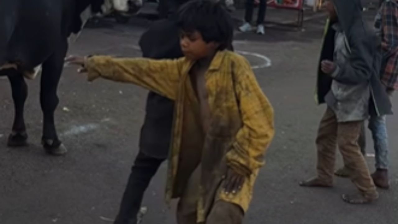 Viral Dance Video: ਟੇਲੈਂਟ ਨਹੀਂ ਵੇਖਦਾ ਅਮੀਰੀ-ਗਰੀਬੀ, ਇਸ ਬੱਚੇ ਦਾ ਡਾਂਸ ਵੇਖ ਕੇ ਇਹ ਮੰਣਨ ਨੂੰ ਹੋ ਜਾਵੋਗੇ ਮਜਬੂਰ Viral Dance Video: ਟੇਲੈਂਟ ਨਹੀਂ ਵੇਖਦਾ ਅਮੀਰੀ-ਗਰੀਬੀ, ਇਸ ਬੱਚੇ ਦਾ ਡਾਂਸ ਵੇਖ ਕੇ ਇਹ ਮੰਣਨ ਨੂੰ ਹੋ ਜਾਵੋਗੇ ਮਜਬੂਰ
