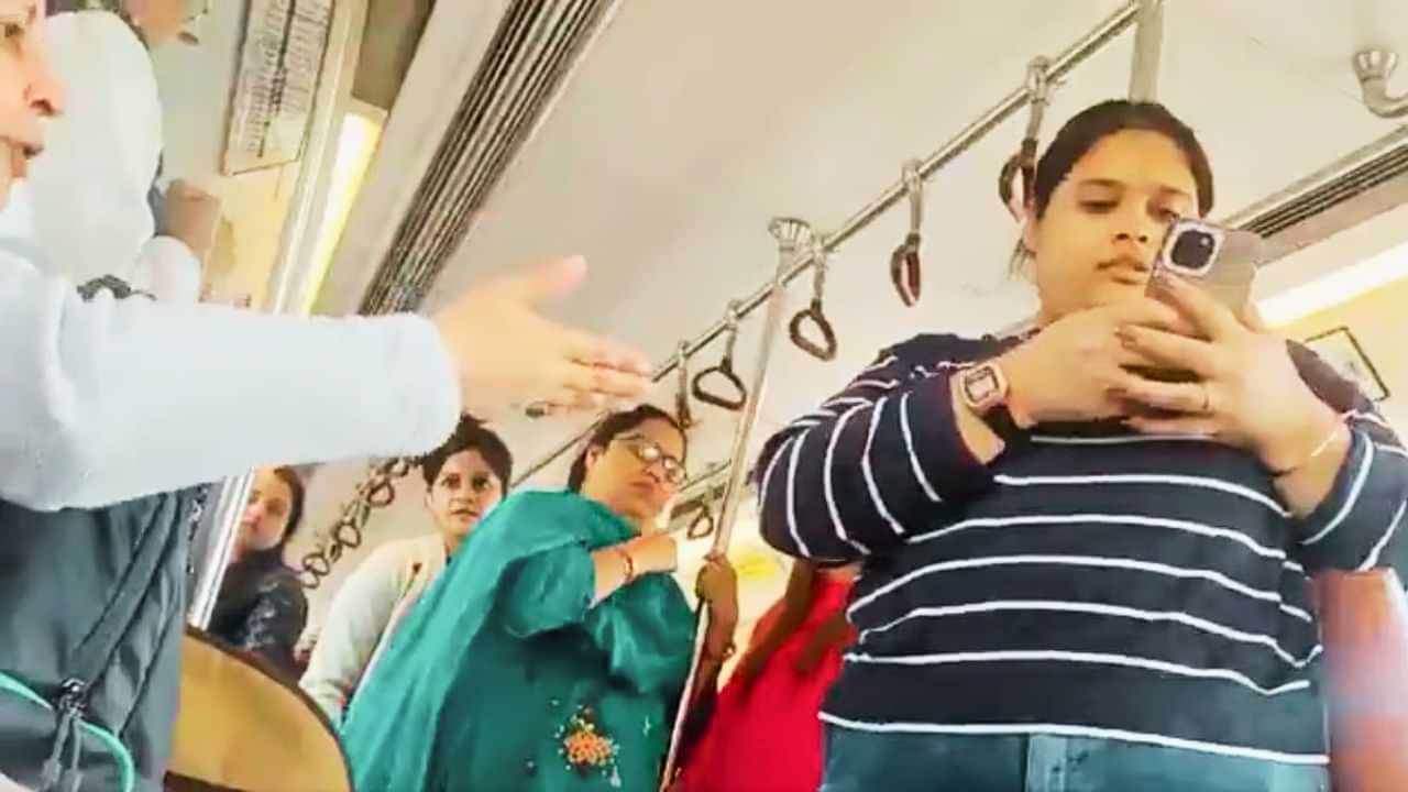 Delhi Metro: ਦਿੱਲੀ ਮੈਟਰੋ ਚ ਹੋਇਆ ਕਲੇਸ਼, ਆਂਟੀ ਨੇ ਕੀਤੀ ਕੁੜੀ ਦੀ Body Shaming- VIDEO