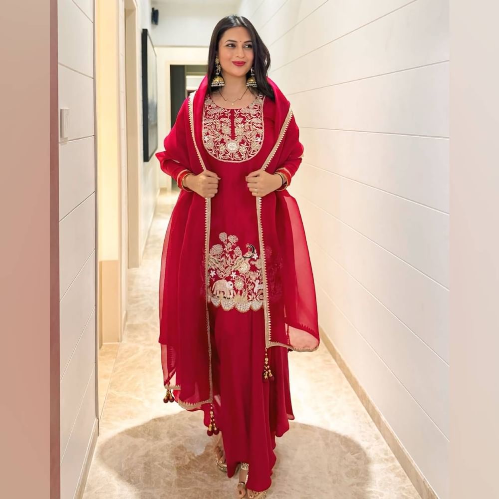 ਦਿਵਯੰਕਾ ਤ੍ਰਿਪਾਠੀ ਨੇ ਲਾਲ ਰੰਗ ਦਾ ਪਲਾਜ਼ੋ ਸੂਟ ਪਾਇਆ ਹੋਇਆ ਹੈ। ਪਲੇਨ ਸੂਟ ਦੀ ਨੇਕ 'ਤੇ ਕਢਾਈ ਹੈ ਅਤੇ ਦੁਪੱਟੇ 'ਤੇ ਲੇਸ ਦਾ ਕੰਮ ਹੈ। ਇਸ ਤੋਂ ਇਲਾਵਾ, ਅਦਾਕਾਰਾ ਨੇ ਝੁਮਕੀ ਸਟਾਈਲ ਦੇ ਭਾਰੀ ਝੁਮਕੇ ਅਤੇ ਹਾਈ ਹੀਲਜ਼ ਨਾਲ ਆਪਣੇ ਲੁੱਕ ਨੂੰ ਸਟਾਈਲਿਸ਼ ਬਣਾਇਆ ਹੈ। ਇਸ ਕਿਸਮ ਦਾ ਸੂਟ ਦਫਤਰ ਲਈ ਪਰਫੈਕਟ ਹੋਵੇਗਾ। ( Credit : divyankatripathidahiya )