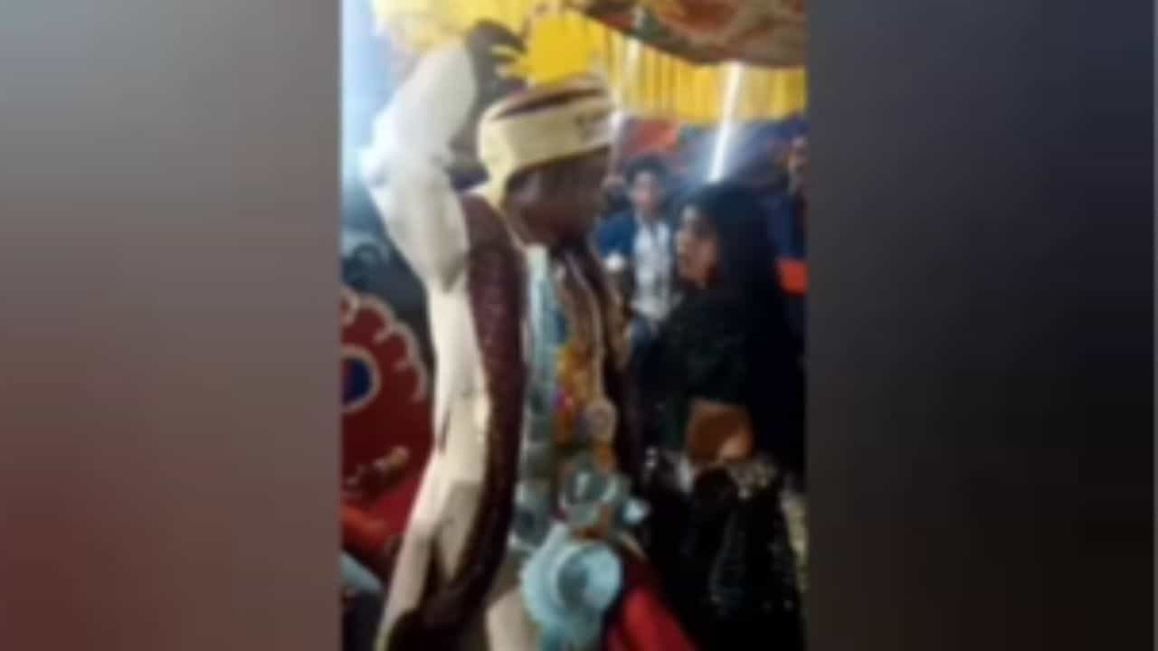 ਆਰਕੈਸਟਰਾ ਡਾਂਸਰ ਨੂੰ ਦੇਖ ਲਾੜਾ ਆਪਣੇ ਆਪ ਤੇ ਨਹੀਂ ਰੱਖ ਸਕਿਆ ਕਾਬੂ, ਸ਼ਰਮ ਪਿੱਛੇ ਛੱਡ ਖੂਬ ਲਗਾਏ ਠੁਮਕੇ ਆਰਕੈਸਟਰਾ ਡਾਂਸਰ ਨੂੰ ਦੇਖ ਲਾੜਾ ਆਪਣੇ ਆਪ ਤੇ ਨਹੀਂ ਰੱਖ ਸਕਿਆ ਕਾਬੂ, ਸ਼ਰਮ ਪਿੱਛੇ ਛੱਡ ਖੂਬ ਲਗਾਏ ਠੁਮਕੇ