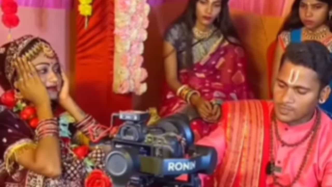 ਲਾੜਾ ਨਹੀਂ ਸਗੋਂ ਪੰਡਿਤ ਤੇ ਫਿਦਾ ਹੋਈ ਲਾੜੀ, ਰਸਮਾਂ ਵਿਚਕਾਰ ਮੰਡਪ ਚ ਹੀ ਚਲਾਉਣ ਲੱਗੀ ਨੈਨਾਂ ਦੇ ਤੀਰ