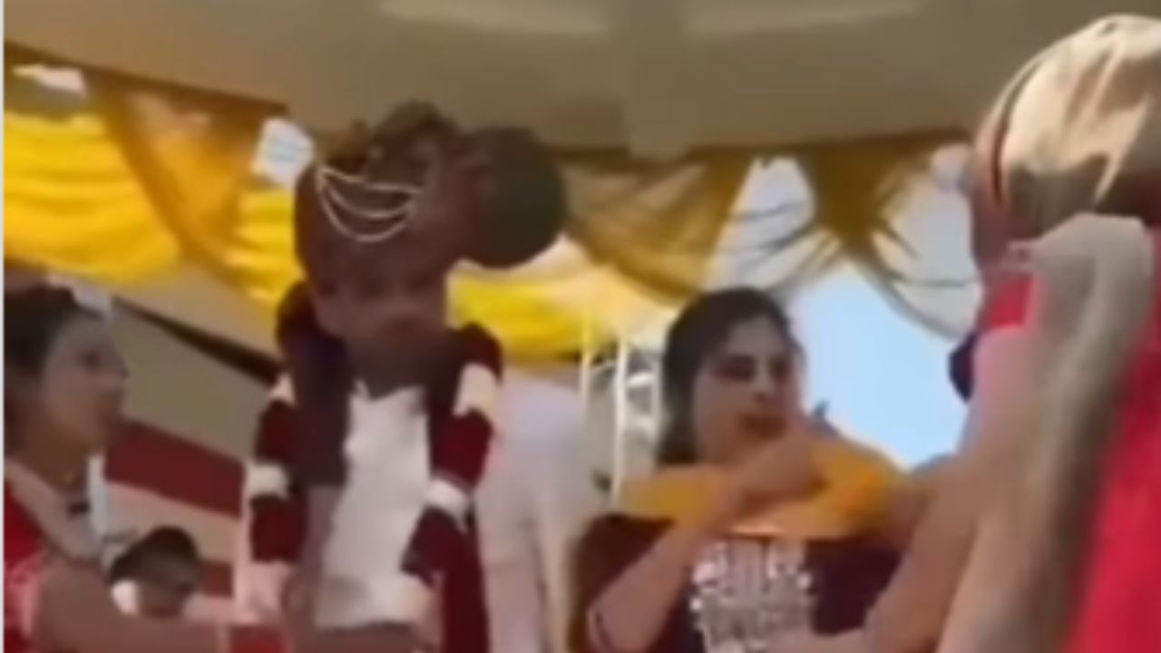 Shocking Video: ਬਿਨਾਂ ਦੱਸੇ ਵਿਆਹ ਕਰਵਾ ਰਿਹਾ ਸੀ ਬੁਆਏਫ੍ਰੈਂਡ, ਪ੍ਰੇਮਿਕਾ ਨੇ ਮੰਡਪ 'ਚ ਮਚਾਇਆ ਹੰਗਾਮਾ