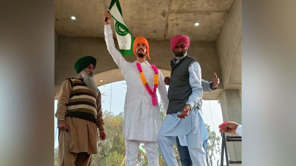 ਪਿੰਡ ਬੱਲ੍ਹੋ, ਬਠਿੰਡਾ ਵਿਖੇ ਸ਼ੋਕ ਸਭਾ ਦਾ ਆਯੋਜਨ ਕੀਤਾ ਗਿਆ। ਪਿੰਡ ਦੇ ਲੋਕਾਂ ਅਤੇ ਕਿਸਾਨਾਂ ਵੱਲੋਂ ਸ਼ੁਭਕਰਨ ਦੇ ਬੁੱਤ 'ਤੇ ਸ਼ਰਧਾ ਦੇ ਫੁੱਲ ਭੇਟ ਕੀਤੇ ਗਏ।