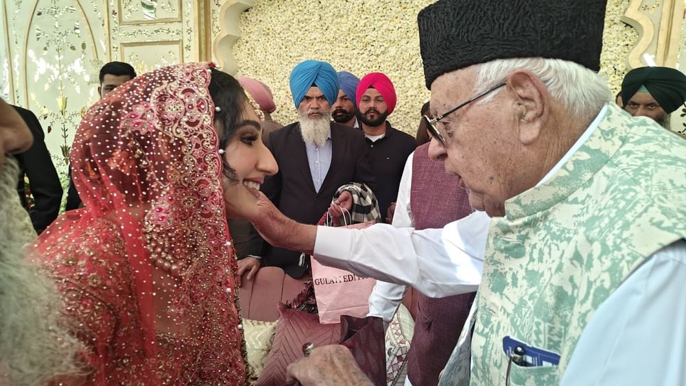 ਜੰਮੂ-ਕਸ਼ਮੀਰ ਦੇ ਸਾਬਕਾ ਮੁੱਖ ਮੰਤਰੀ ਫਾਰੂਕ ਅਬਦੁੱਲਾ ਸੁਖਬੀਰ ਬਾਦਲ ਦੀ ਧੀ ਹਰਕੀਰਤ ਕੌਰ ਨੂੰ ਅਸ਼ੀਰਵਾਦ ਦਿੰਦੇ ਹੋਏ।