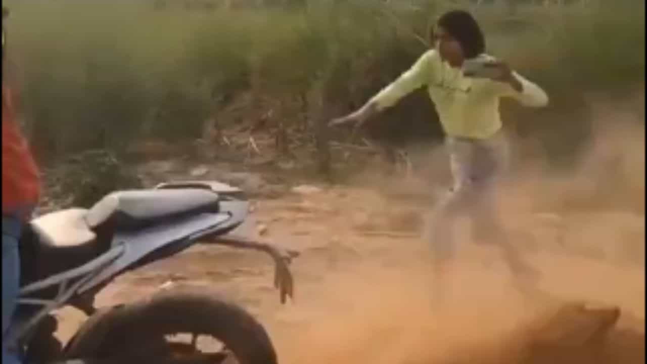 Viral Video: ਕੁੜੀ ਨੇ ਮੁੰਡੇ ਨੂੰ ਮਾਰਿਆ ਥੱਪੜ ਤਾਂ ਬਦਲਾ ਲੈਣ ਲਈ ਸ਼ਖਸ ਨੇ ਜੋ ਕੀਤਾ ਦੇਖ ਕੇ ਤੁਸੀਂ ਹੀ ਰਹਿ ਜਾਓਗੇ ਹੈਰਾਨ Viral Video: ਕੁੜੀ ਨੇ ਮੁੰਡੇ ਨੂੰ ਮਾਰਿਆ ਥੱਪੜ ਤਾਂ ਬਦਲਾ ਲੈਣ ਲਈ ਸ਼ਖਸ ਨੇ ਜੋ ਕੀਤਾ ਦੇਖ ਕੇ ਤੁਸੀਂ ਹੀ ਰਹਿ ਜਾਓਗੇ ਹੈਰਾਨ