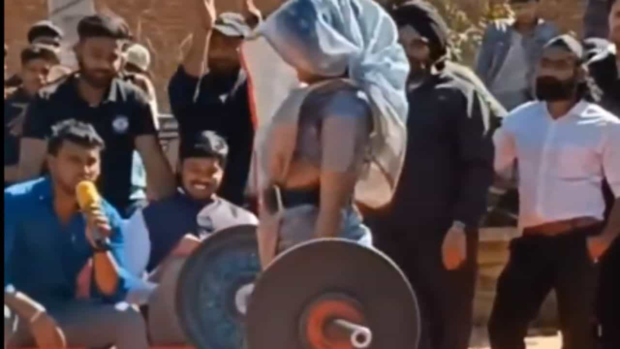 Viral Video: ਘੁੰਡ ਕੱਢ ਕੇ ਔਰਤ ਨੇ ਕੀਤੀ Weight Lifting, ਵੀਡੀਓ ਹੋਈ Viral