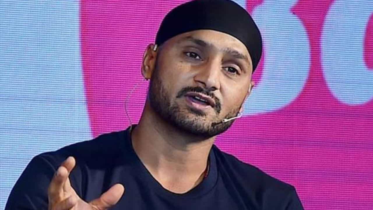 ਬਲੈਕ ਟੈਕਸੀ.., ਮੁਸੀਬਤ ਚ ਫਸੇ ਹਰਭਜਨ ਸਿੰਘ, ਜੋਫਰਾ ਆਰਚਰ ਤੇ ਕੀਤੀ ਨਸਲੀ ਟਿੱਪਣੀ, ਮਚਿਆ ਹੰਗਾਮਾ