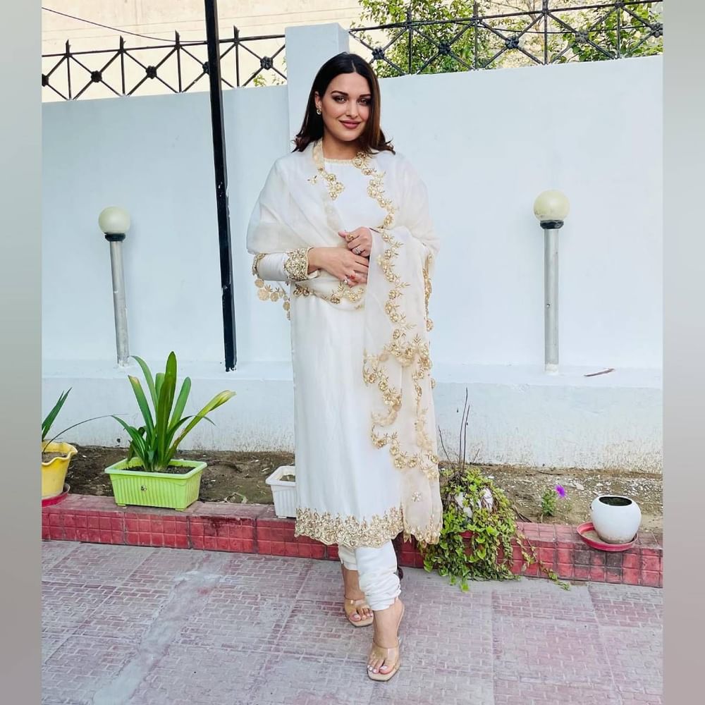 ਹਿਮਾਂਸ਼ੀ ਖੁਰਾਨਾ ਨੇ ਇਹ ਚਿੱਟੇ ਰੰਗ ਦਾ ਚੂੜੀਦਾਰ ਪਜਾਮਾ ਲਾਂਗ ਸੂਟ ਪਾਇਆ ਹੋਇਆ ਹੈ। ਅਦਾਕਾਰਾ ਨੇ ਹਾਈ ਹੀਲਜ਼, ਮੇਕਅਪ ਅਤੇ ਹਲਕੇ ਭਾਰ ਵਾਲੇ ਟਾਪ ਸਟਾਈਲ ਵਾਲੀਆਂ ਵਾਲੀਆਂ ਨਾਲ ਆਪਣਾ ਲੁੱਕ ਸਟਾਈਲਿਸ਼ ਬਣਾਇਆ ਹੈ। ਦੁਪੱਟੇ ਨੂੰ ਸਟਾਈਲ ਕਰਨ ਦਾ ਤਰੀਕਾ ਵੀ ਸਟਾਈਲਿਸ਼ ਹੈ। ( Credit : iamhimanshikhurana )