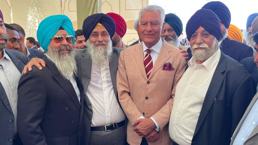ਸੁਖਬੀਰ ਸਿੰਘ ਬਾਦਲ ਨੇ ਪੰਜਾਬ ਭਾਜਪਾ ਪ੍ਰਧਾਨ ਸੁਨੀਲ ਜਾਖੜ ਅਤੇ ਤਰੁਣ ਚੁਗ ਦਾ ਨਿੱਘਾ ਸਵਾਗਤ ਕੀਤਾ। ਇਸ ਤੋਂ ਪਹਿਲਾਂ ਵਿਆਹ ਦੇ ਮੌਕੇ 'ਤੇ ਕੇਂਦਰੀ ਮੰਤਰੀ ਨਿਤਿਨ ਗਡਕਰੀ, ਪਿਊਸ਼ ਗੋਇਲ ਸਮੇਤ ਭਾਜਪਾ ਦੇ ਕਈ ਵੱਡੇ ਚਿਹਰੇ ਪ੍ਰੋਗਰਾਮ ਵਿੱਚ ਸ਼ਾਮਲ ਹੋਏ ਸਨ।