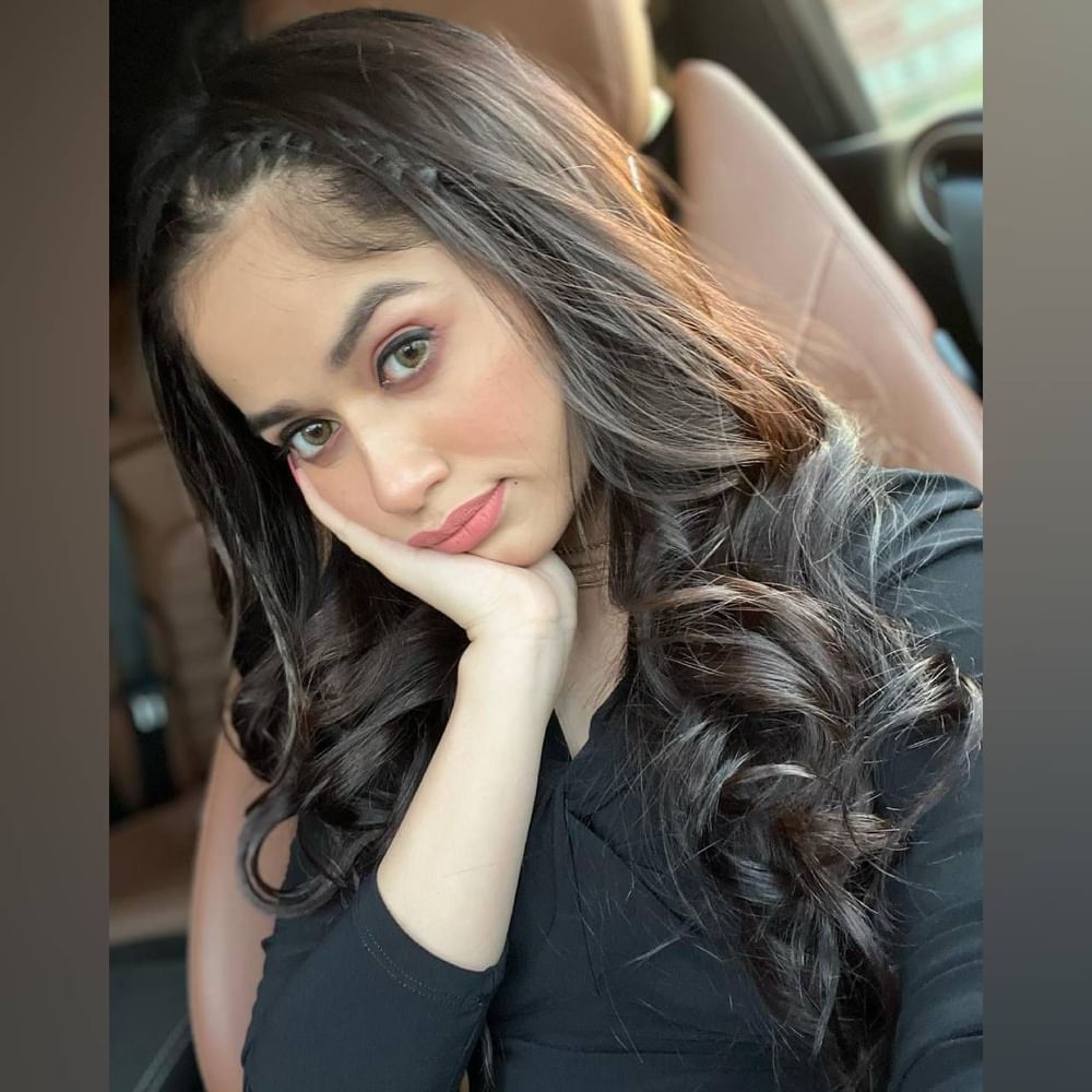 ਇਸ ਤਸਵੀਰ ਵਿੱਚ ਜੰਨਤ ਜ਼ੁਬੈਰ ਬਹੁਤ ਖੂਬਸੂਰਤ ਲੱਗ ਰਹੀ ਹੈ। ਅਦਾਕਾਰਾ ਨੇ ਬਲੈਕ ਡਰੈਸ ਨਾਲ ਕਰਲੀ ਹੇਅਰ ਅਤੇ ਫਰੰਟ ਫ੍ਰੈਂਚ ਬਰੇਡ ਕੀਤਾ ਹੈ। ਤੁਸੀਂ ਜੀਨਸ ਟਾਪ, ਮਿਡੀ ਜਾਂ ਕਿਸੇ ਵੀ ਵੈਸਟਰਨ ਪਹਿਰਾਵੇ ਦੇ ਨਾਲ ਅਦਾਕਾਰਾ ਦੇ ਇਸ ਹੇਅਰ ਸਟਾਈਲ ਤੋਂ ਆਈਡੀਆ ਲੈ ਸਕਦੇ ਹੋ। ( Credit : jannatzubair29 )