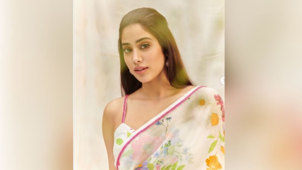 ਅਦਾਕਾਰਾ ਜਾਹਨਵੀ ਕਪੂਰ ਵਾਂਗ ਤੁਸੀਂ ਫਲੋਰਲ ਪ੍ਰਿੰਟ ਵਾਲੀ ਸਾੜੀ ਟ੍ਰਾਈ ਕਰ ਸਕਦੇ ਹੋ। ਇਹ ਤੁਹਾਡੇ ਲੁੱਕ ਨੂੰ ਕਾਫ਼ੀ ਗਲੈਮਰਸ ਬਣਾ ਦੇਵੇਗਾ।