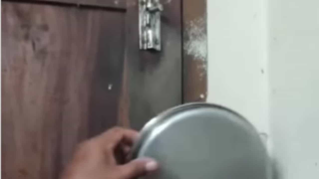 Viral Video: ਚੋਰ ਤੋਂ ਸਾਵਧਾਨ ਹੋਣ ਲਈ ਸ਼ਖਸ ਨੇ ਲਗਾਇਆ ਜੁਗਾੜ ਪਰ ਲੋਕਾਂ ਨੇ ਕਮੈਂਟ ਕਰ ਲਏ ਮਜ਼ੇ