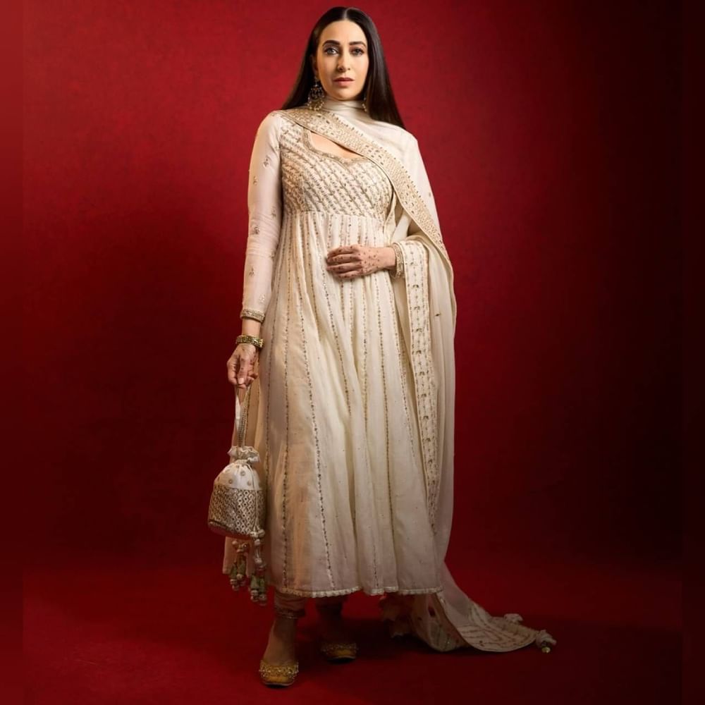 ਫੁੱਲ ਸਲੀਵਜ਼ ਅਨਾਰਕਲੀ ਸੂਟ ਵਿੱਚ ਕਰਿਸ਼ਮਾ ਕਪੂਰ ਬਹੁਤ ਸੁੰਦਰ ਲੱਗ ਰਹੀ ਹੈ। ਅਦਾਕਾਰਾ ਨੇ ਆਪਣੇ ਲੁੱਕ ਨੂੰ ਖੁੱਲ੍ਹੇ ਵਾਲਾਂ, ਲਾਈਟ ਮੇਕਅੱਪ ਅਤੇ ਭਾਰੀ ਝੁਮਕਿਆਂ ਨਾਲ ਵੀ ਕੰਪਲੀਟ ਕੀਤਾ ਹੈ। ( Credit : therealkarismakapoor )