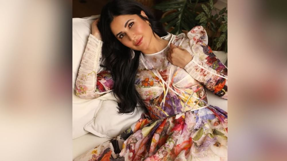 ਬਾਲੀਵੁੱਡ ਅਦਾਕਾਰਾ ਕੈਟਰੀਨਾ ਕੈਫ ਆਪਣੇ ਸਟਾਈਲ ਸਟੇਟਮੈਂਟ ਲਈ ਜਾਣੀ ਜਾਂਦੀ ਹੈ। ਉਨ੍ਹਾਂ ਦੀ ਫਲੋਰਲ ਡਰੈੱਸ ਬਹੁਤ ਸੋਹਣੀ ਲੱਗ ਰਹੀ ਹੈ। ਅਦਾਕਾਰਾ ਨੇ ਫਲੋਰਲ ਪ੍ਰਿੰਟ ਵਾਲਾ ਲਾਂਗ ਵਾਈਟ ਗਾਊਨ ਪਾਇਆ ਹੋਇਆ ਹੈ, ਜਿਸ ਵਿੱਚ ਉਹ ਬਹੁਤ ਸੁੰਦਰ ਲੱਗ ਰਹੀ ਹੈ।