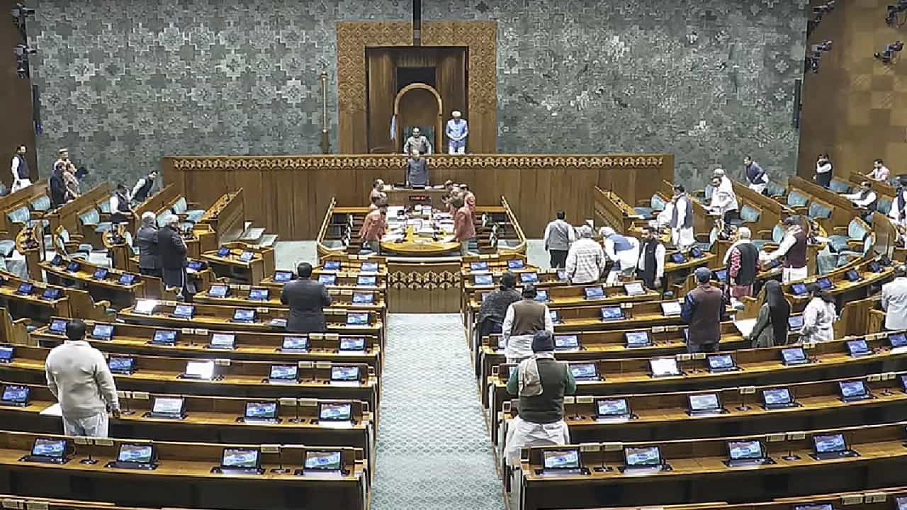 ਆਪ੍ਰੇਸ਼ਨ ਸਿੰਦੂਰ ਤੇ ਅੱਜ ਲੋਕ ਸਭਾ ਤੇ ਕੱਲ੍ਹ ਰਾਜ ਸਭਾ ਚ ਚਰਚਾ, ਸੱਤਾਧਾਰੀ ਤੇ ਵਿਰੋਧੀ ਧਿਰ ਵਿਚਕਾਰ ਟਕਰਾਅ ਤੈਅ! ਆਪ੍ਰੇਸ਼ਨ ਸਿੰਦੂਰ ਤੇ ਅੱਜ ਲੋਕ ਸਭਾ ਤੇ ਕੱਲ੍ਹ ਰਾਜ ਸਭਾ ਚ ਚਰਚਾ, ਸੱਤਾਧਾਰੀ ਤੇ ਵਿਰੋਧੀ ਧਿਰ ਵਿਚਕਾਰ ਟਕਰਾਅ ਤੈਅ!