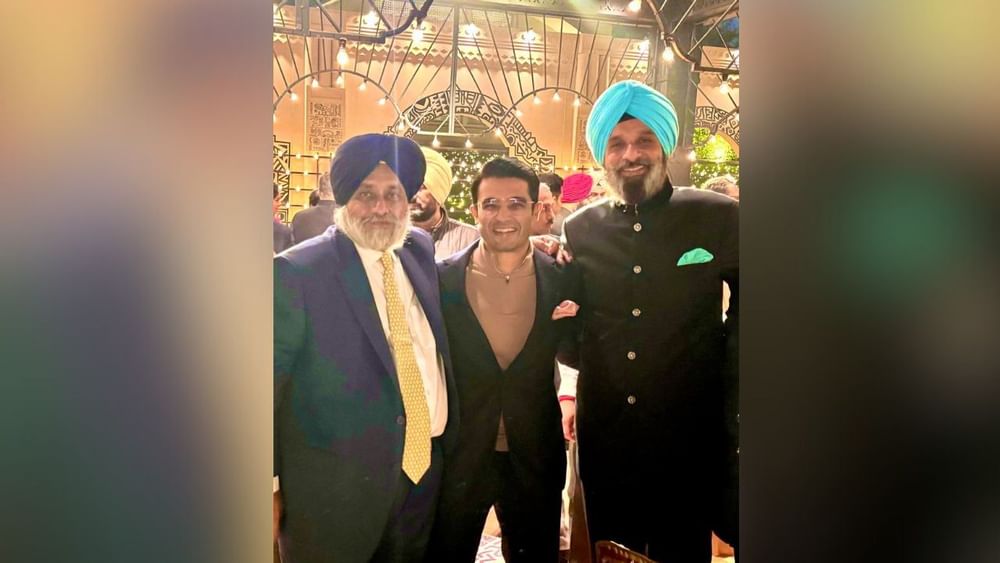 ਭਾਰਤੀ ਜਨਤਾ ਪਾਰਟੀ ਦੇ ਮੁੱਖ ਬੁਲਾਰੇ ਜੈਵੀਰ ਸ਼ੇਰਗਿੱਲ ਨੇ ਵੀ ਆਪਣੇ ਐਕਸ ਅਕਾਊਂਟ ਤੋਂ ਵਿਆਹ ਦੀ ਤਸਵੀਰ ਸ਼ੇਅਰ ਕੀਤੀ ਹੈ। ਫੋਟੋ ਵਿੱਚ ਸੁਖਬੀਰ ਸਿੰਘ ਬਾਦਲ ਅਤੇ ਬਿਕਰਮ ਸਿੰਘ ਮਜਿਠੀਆ ਨਜ਼ਰ ਆ ਰਹੇ ਹਨ।