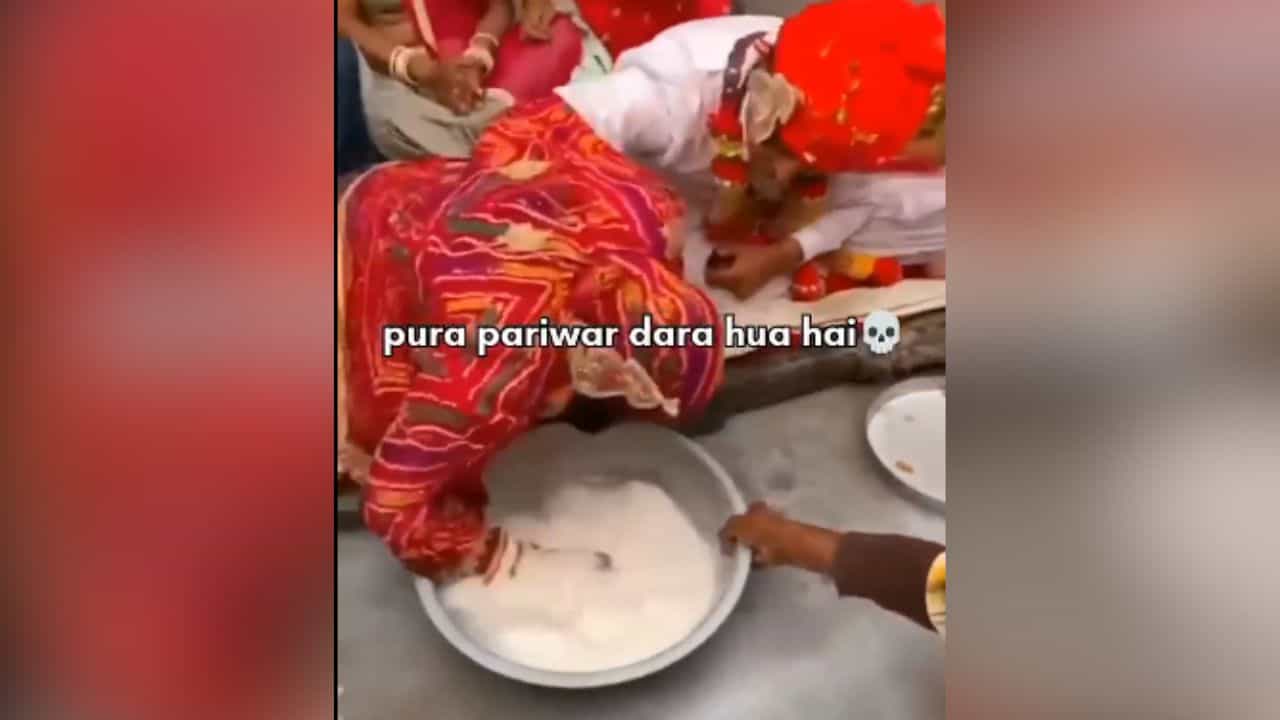 ਰੀਤੀ ਰਿਵਾਜ ਨਿਭਾਉਂਦੇ ਹੋਏ ਲਾੜਾ-ਲਾੜੀ ਚ ਹੋਈ ਲੜਾਈ, Video ਦੇਖ ਹੋ ਜਾਓਗੇ ਹੈਰਾਨ ਰੀਤੀ ਰਿਵਾਜ ਨਿਭਾਉਂਦੇ ਹੋਏ ਲਾੜਾ-ਲਾੜੀ ਚ ਹੋਈ ਲੜਾਈ, Video ਦੇਖ ਹੋ ਜਾਓਗੇ ਹੈਰਾਨ