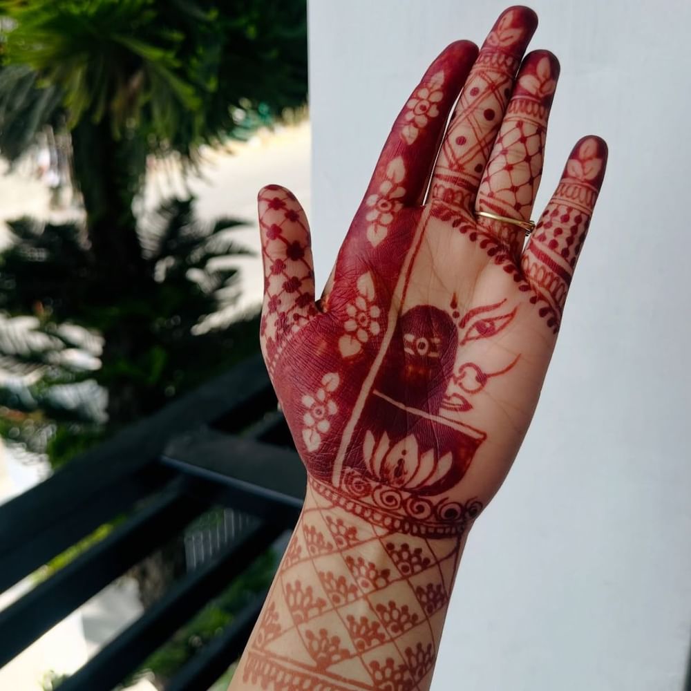 ਇਹ ਮਹਿੰਦੀ ਡਿਜ਼ਾਈਨ ਮਹਾਸ਼ਿਵਰਾਤਰੀ ਲਈ ਪਰਫੈਕਟ ਹੋਵੇਗਾ। ਇਸ ਵਿੱਚ ਉਂਗਲਾਂ 'ਤੇ ਸਧਾਰਨ ਡਿਜ਼ਾਈਨ ਵੀ ਹਨ, ਨਾਲ ਹੀ ਕਮਲ ਦੇ ਫੁੱਲ, ਸ਼ਿਵਲਿੰਗ ਅਤੇ ਮਾਂ ਦੁਰਗਾ ਦੀ ਅੱਖ ਦੀ ਤਸਵੀਰ ਵੀ ਹੈ। ਇਸ ਡਿਜ਼ਾਈਨ ਨੂੰ ਬਣਾਉਣ ਵਿੱਚ ਜ਼ਿਆਦਾ ਸਮਾਂ ਨਹੀਂ ਲੱਗੇਗਾ। ਇਹ ਮਹਿੰਦੀ ਡਿਜ਼ਾਈਨ ਬਹੁਤ ਖੂਬਸੂਰਤ ਲੱਗ ਰਿਹਾ ਹੈ। ( Credit : akankshajoshi98 )