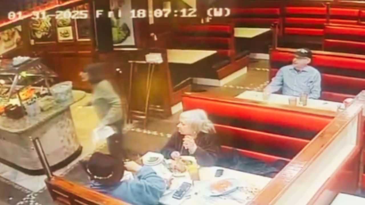 Shocking Video: ਰੈਸਟੋਰੈਂਟ ਦੀ ਖਿੜਕੀ ਨੂੰ ਚੀਰਦੇ ਹੋਏ ਦਾਖਲ ਹੋਇਆ ਜਹਾਜ਼ ਦਾ ਮਲਬਾ, CCTV ਫੁਟੇਜ ਵਾਇਰਲ, ਦੇਖੋ ਗਾਹਕਾਂ ਦਾ ਕੀ ਹੋਇਆ ਹਾਲ