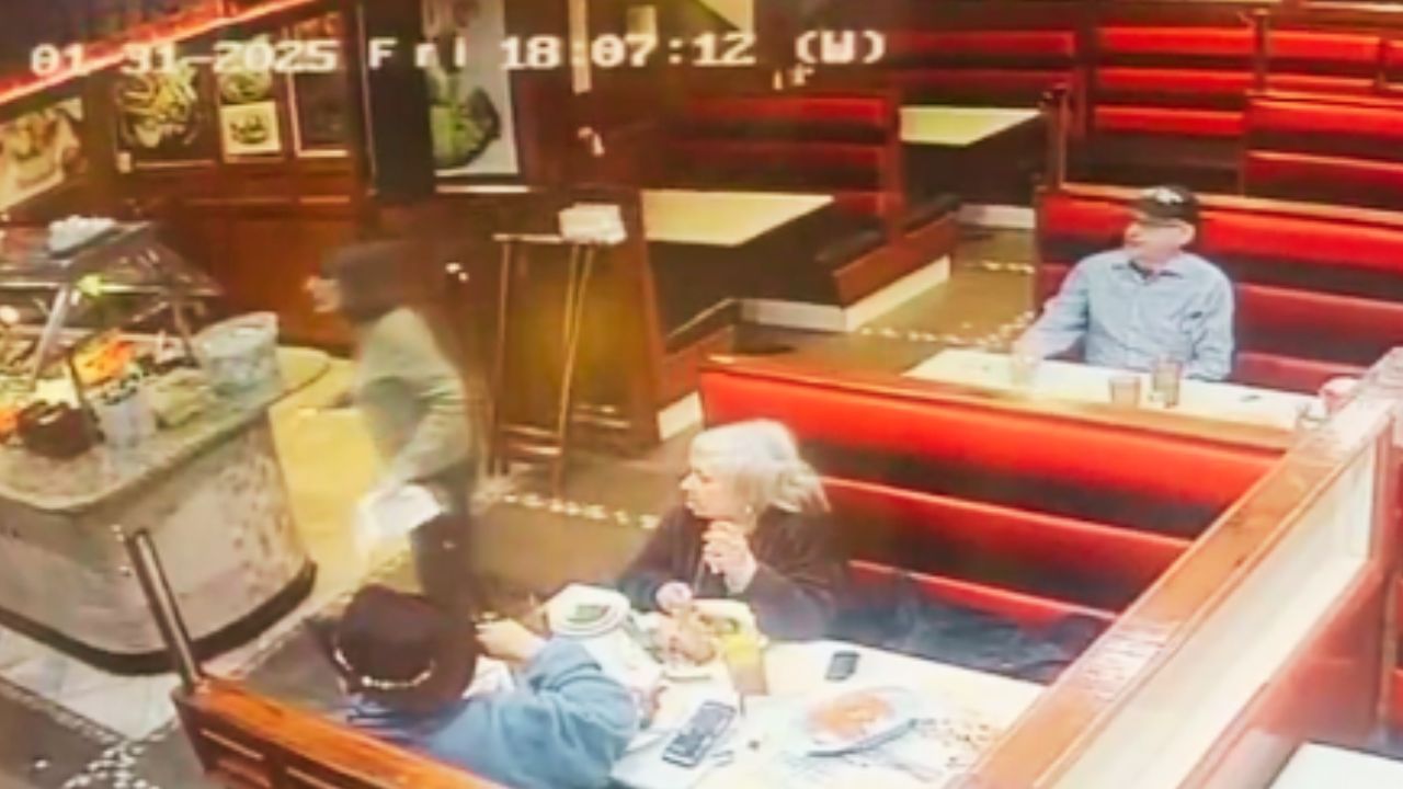 Shocking Video: ਰੈਸਟੋਰੈਂਟ ਦੀ ਖਿੜਕੀ ਨੂੰ ਚੀਰਦੇ ਹੋਏ ਦਾਖਲ ਹੋਇਆ ਜਹਾਜ਼ ਦਾ ਮਲਬਾ, CCTV ਫੁਟੇਜ ਵਾਇਰਲ, ਦੇਖੋ ਗਾਹਕਾਂ ਦਾ ਕੀ ਹੋਇਆ ਹਾਲ