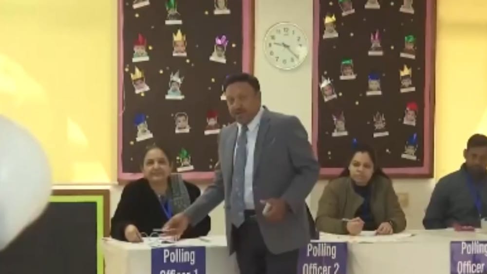 ਮੁੱਖ ਚੋਣ ਕਮਿਸ਼ਨਰ ਰਾਜੀਵ ਕੁਮਾਰ ਨੇ ਦਿੱਲੀ ਵਿਧਾਨ ਸਭਾ ਚੋਣਾਂ 2025 ਲਈ ਆਪਣੀ ਵੋਟ ਪਾਈ। Pic Credit:  ECISVEEP