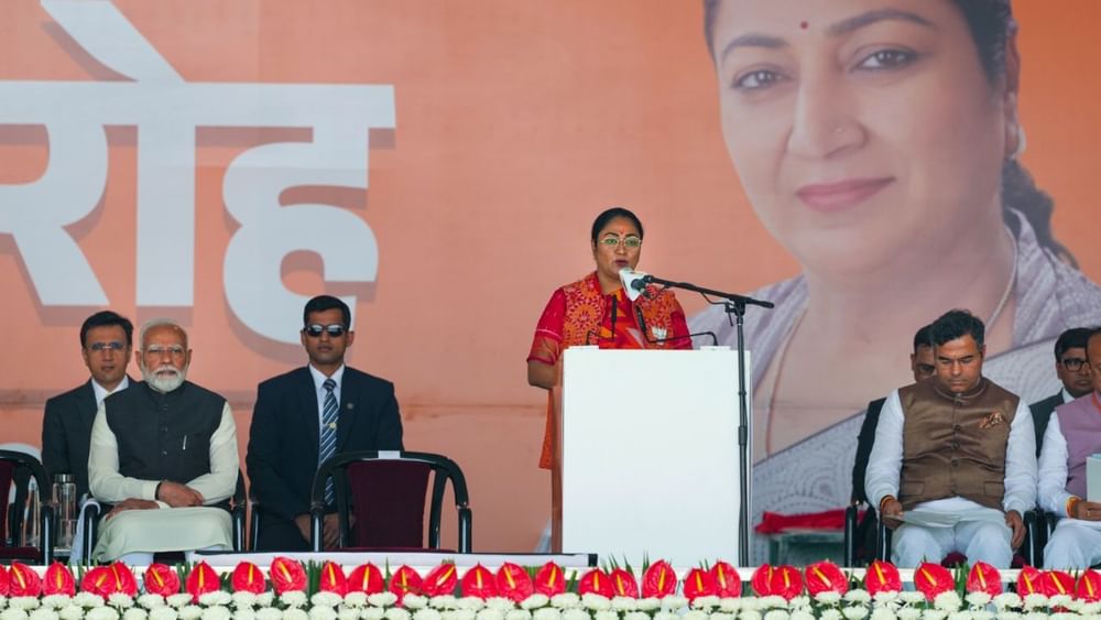 ਸ਼ਾਲੀਮਾਰ ਤੋਂ ਵਿਧਾਇਕ ਰੇਖਾ ਗੁਪਤਾ ਦਿੱਲੀ ਦੇ ਨਵੀਂ ਮੁੱਖ ਮੰਤਰੀ ਬਣੇ ਹਨ। ਰੇਖਾ ਗੁਪਤਾ ਨੂੰ ਸਹੁੰ ਚੁੱਕਣ ਤੋਂ ਬਾਅਦ ਉੱਚ ਪੱਧਰੀ ਸੁਰੱਖਿਆ ਮਿਲੇਗੀ। ਉਨ੍ਹਾਂ ਦੀ ਸੁਰੱਖਿਆ ਲਈ ਜਵਾਨਾਂ ਦਾ ਇੱਕ ਦਸਤਾ ਤਾਇਨਾਤ ਕੀਤਾ ਜਾਵੇਗਾ। ਅਜਿਹੀ ਸਥਿਤੀ ਵਿੱਚ, ਸਵਾਲ ਇਹ ਹੈ ਕਿ ਉਨ੍ਹਾਂ ਨੂੰ ਕਿਸ ਤਰ੍ਹਾਂ ਦੀ ਸੁਰੱਖਿਆ ਮਿਲੇਗੀ। ਇਸ ਸਵਾਲ ਦਾ ਜਵਾਬ ਗ੍ਰਹਿ ਮੰਤਰਾਲੇ ਦੀ ਯੈਲੋ ਬੁੱਕ ਵਿੱਚ ਮਿਲਦਾ ਹੈ। (Pic Credit: PTI)