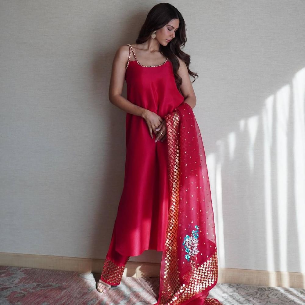 ਸੋਨਮ ਬਾਜਵਾ ਦਾ ਇਹ ਪਲਾਜ਼ੋ ਸੂਟ ਲੁੱਕ ਸਟਾਈਲਿਸ਼ ਲੱਗ ਰਿਹਾ ਹੈ। ਸਟ੍ਰੈਪ ਸਟਾਈਲ ਸਲੀਵ ਡਿਜ਼ਾਈਨ ਬਹੁਤ ਹੀ ਵਿਲੱਖਣ ਲੱਗ ਰਿਹਾ ਹੈ। ਵੂਮੇਨ ਡੇ 'ਤੇ ਦਫ਼ਤਰ ਵਿੱਚ ਸਟਾਈਲਿਸ਼ ਲੁੱਕ ਲਈ, ਤੁਸੀਂ ਅਦਾਕਾਰਾ ਦੇ ਇਸ ਸੂਟ ਵਾਂਗ ਆਪਣਾ ਸਧਾਰਨ ਸੂਟ ਵੀ ਵਿਅਰ ਕਰ ਸਕਦੇ ਹੋ। ( Credit : sonambajwa )