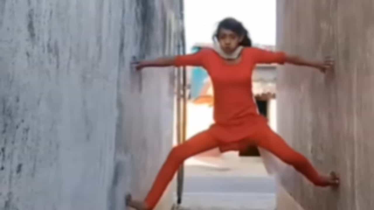 Spiderman ਵਾਂਗ ਪਲਕ ਝਪਕਦਿਆਂ ਹੀ ਕੰਧਾਂ ਤੇ ਚੜ੍ਹ ਕੇ ਛੱਤ ਤੇ ਪਹੁੰਚ ਗਈ ਕੁੜੀ, ਦੇਖੋ ਖ਼ਤਰਨਾਕ Video