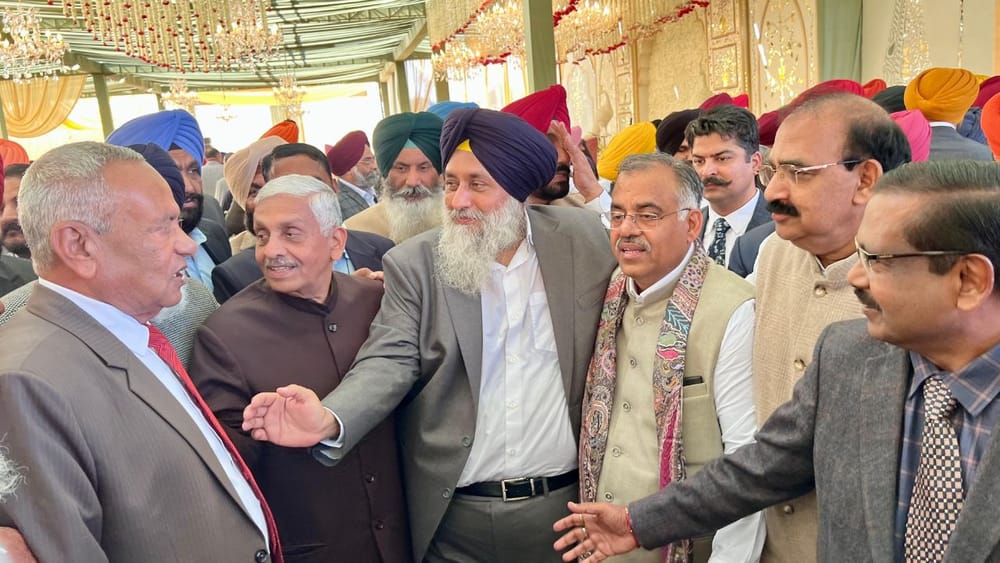 ਵਿਆਹ ਤੋਂ ਲੈ ਕੇ ਰਿਸੈਪਸ਼ਨ ਤੱਕ ਭਾਜਪਾ ਅਤੇ ਅਕਾਲੀ ਦਲ ਦੇ ਰਾਜਨੀਤਿਕ ਸਬੰਧਾਂ ਵਿੱਚ ਵਧਦੀ ਨੇੜਤਾ ਵੀ ਦੇਖਣ ਨੂੰ ਮਿਲੀ। ਅਕਾਲੀ ਦਲ ਅਤੇ ਭਾਜਪਾ ਆਗੂਆਂ ਵਿਚਕਾਰ ਪੁਰਾਣੇ ਰਿਸ਼ਤੇ ਮਜ਼ਬੂਤ ਹੁੰਦੇ ਦਿਖਾਈ ਦਿੱਤੇ।