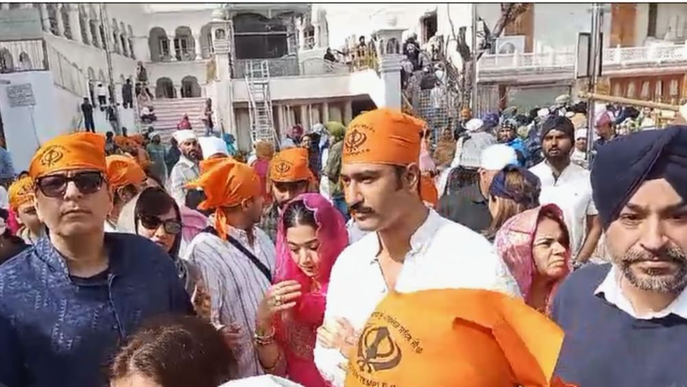 ਵਿੱਕੀ ਕੌਸ਼ਲ ਇਸ ਸਮੇਂ ਆਪਣੀ ਆਉਣ ਵਾਲੀ ਫਿਲਮ 'ਚਾਵਾ' ਨੂੰ ਲੈ ਕੇ ਸੁਰਖੀਆਂ ਵਿੱਚ ਹਨ। ਵਿੱਕੀ ਕੌਸ਼ਲ ਨੇ ਰੇਡੀਓ ਨਸ਼ਾ ਨਾਲ ਗੱਲਬਾਤ ਦੌਰਾਨ ਕਿਹਾ - 'ਛਾਵਾ' ਮੇਰੇ ਕਰੀਅਰ ਦੀਆਂ ਸਭ ਤੋਂ ਔਖੀਆਂ ਫਿਲਮਾਂ ਵਿੱਚੋਂ ਇੱਕ ਹੈ।