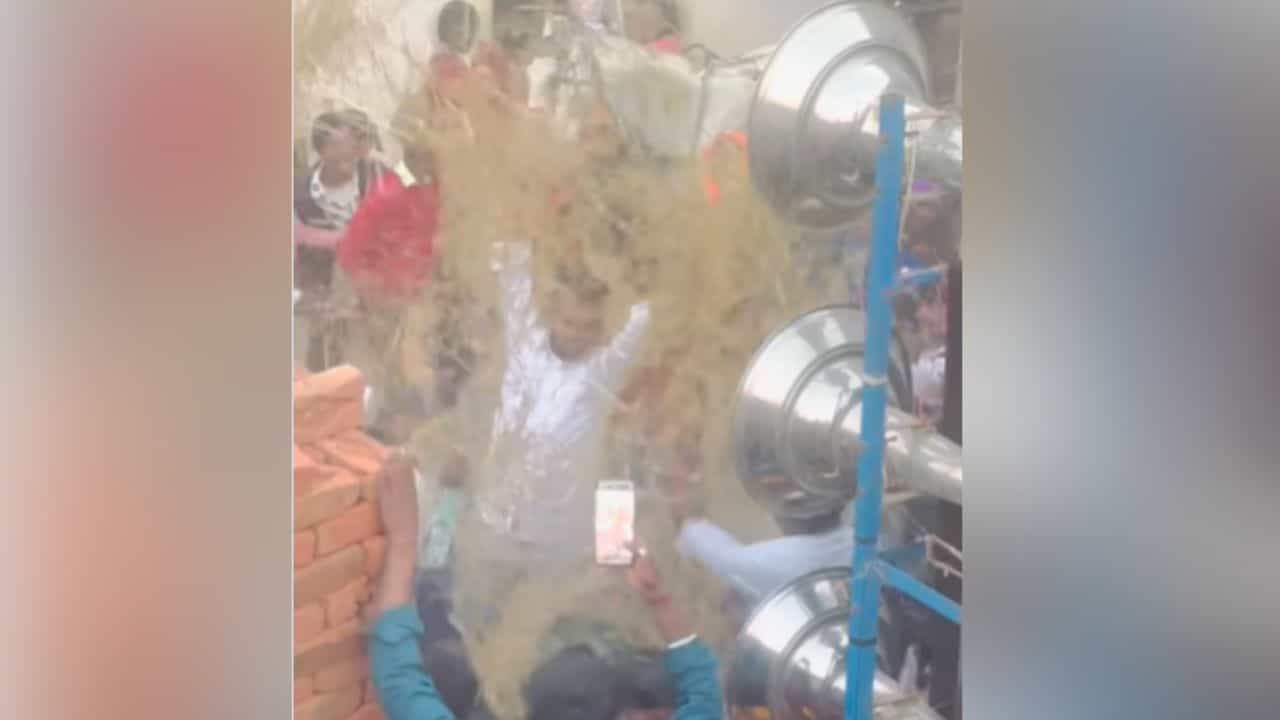 Dance Video Viral: ਵਿਆਹ ਤੇ DJ ਚਲਦੇ ਹੀ ਪਾਗਲ ਹੋ ਗਏ ਮੁੰਡੇ, ਪਰਾਲੀ ਉਡਾਉਂਦੇ ਹੋਏ ਕੀਤਾ ਡਾਂਸ