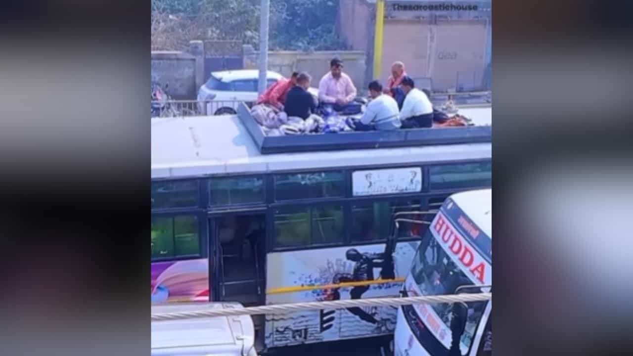 Viral Video: ਜਾਮ ਵਿਚਾਲੇ ਬੱਸ ਦੀ ਛੱਤ ਤੇ ਤਾਸ਼ ਖੇਡਦੇ ਨਜ਼ਰ ਆਏ ਲੋਕ, ਦੇਖੋ VIRAL ਵੀਡੀਓ