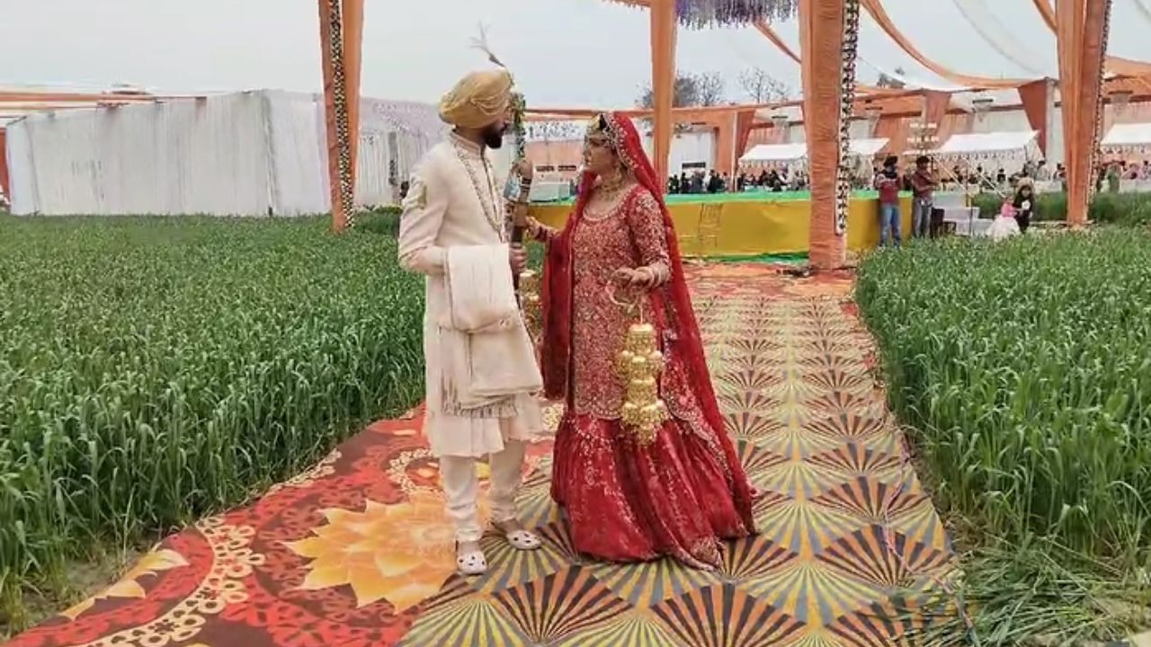 ਕਿਸਾਨ ਅੰਦੋਲਨ ਤੋਂ ਪ੍ਰੇਰਿਤ ਪੰਜਾਬ ਦਾ ਅਨੋਖਾ ਵਿਆਹ, ਲਾੜੀ ਬਾਰਾਤ ਲੈ ਕੇ ਲਾੜੇ ਦੇ ਖੇਤ ਪਹੁੰਚੀ ਕਿਸਾਨ ਅੰਦੋਲਨ ਤੋਂ ਪ੍ਰੇਰਿਤ ਪੰਜਾਬ ਦਾ ਅਨੋਖਾ ਵਿਆਹ, ਲਾੜੀ ਬਾਰਾਤ ਲੈ ਕੇ ਲਾੜੇ ਦੇ ਖੇਤ ਪਹੁੰਚੀ