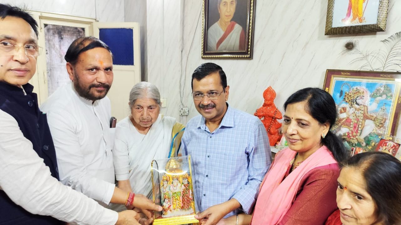 ਅੰਮ੍ਰਿਤਸਰ ਪਹੁੰਚੇ ਅਰਵਿੰਦ ਕੇਜਰੀਵਾਲ, BJP ਦੀ ਇਸ ਆਗੂ ਨਾਲ ਕੀਤੀ ਮੁਲਾਕਾਤ ਅੰਮ੍ਰਿਤਸਰ ਪਹੁੰਚੇ ਅਰਵਿੰਦ ਕੇਜਰੀਵਾਲ, BJP ਦੀ ਇਸ ਆਗੂ ਨਾਲ ਕੀਤੀ ਮੁਲਾਕਾਤ