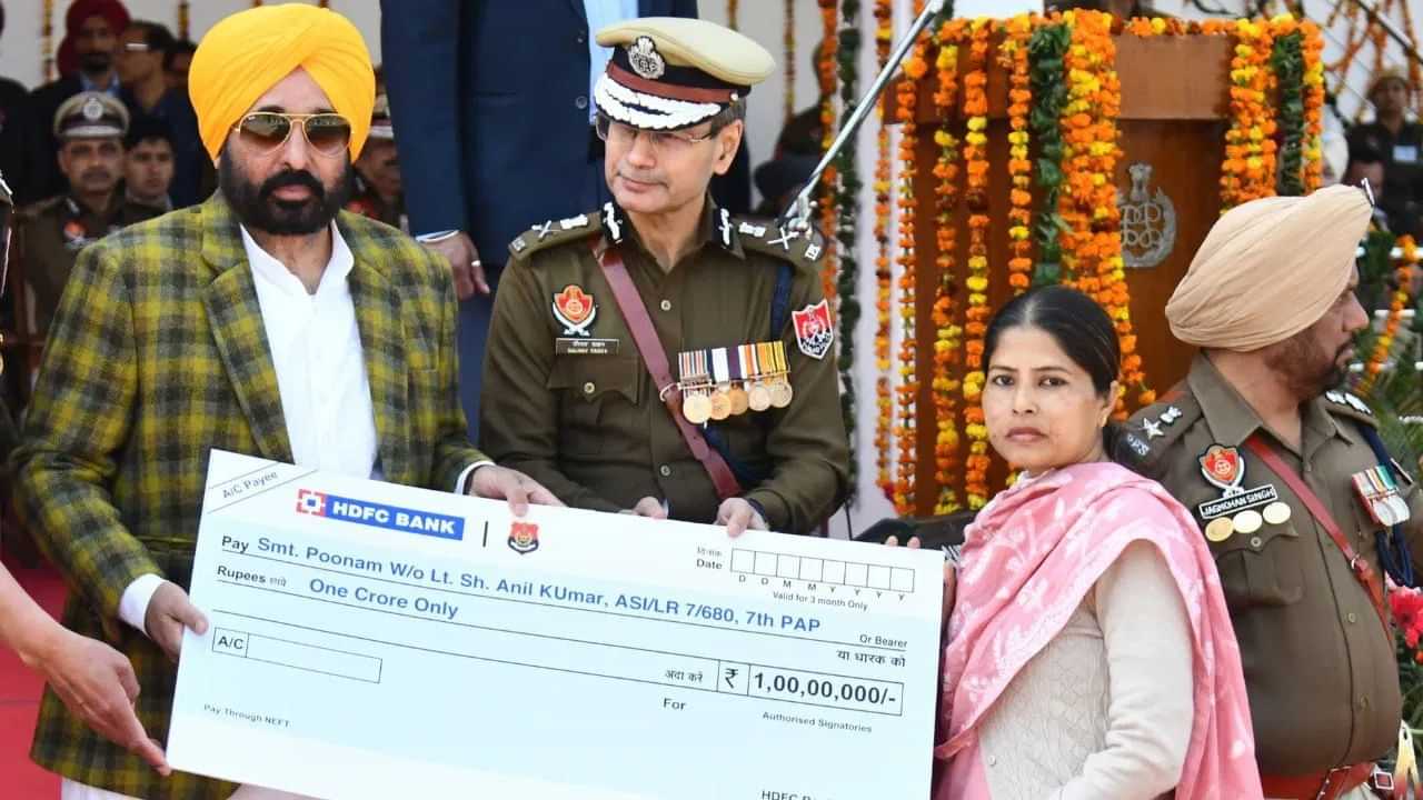 ਭਗਵੰਤ ਮਾਨ ਸਰਕਾਰ ਦੀ ਪਹਿਲ, 5 ਸ਼ਹੀਦ ਪੁਲਿਸ ਮੁਲਾਜ਼ਮਾਂ ਦੇ ਪਰਿਵਾਰਾਂ ਨੂੰ 1-1 ਕਰੋੜ ਰੁਪਏ ਦੇ ਚੈੱਕ ਸੌਂਪੇ